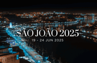 Vista panorâmica da cidade do Porto e de Gaia ao anoitecer, com o texto “SÃO JOÃO 19–24 Junho
